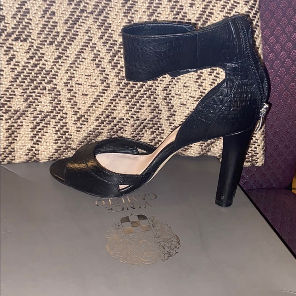 Vince CAMUTO heel